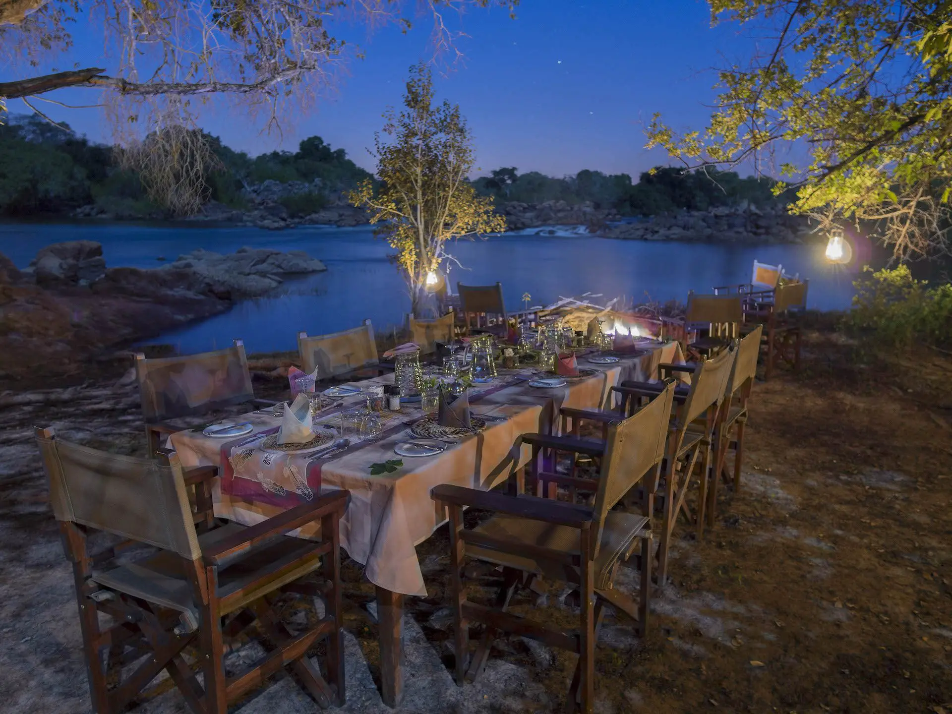 KaingU Safari Lodge – diner bij de rivier KaingU Safari Lodge - diner bij de rivier