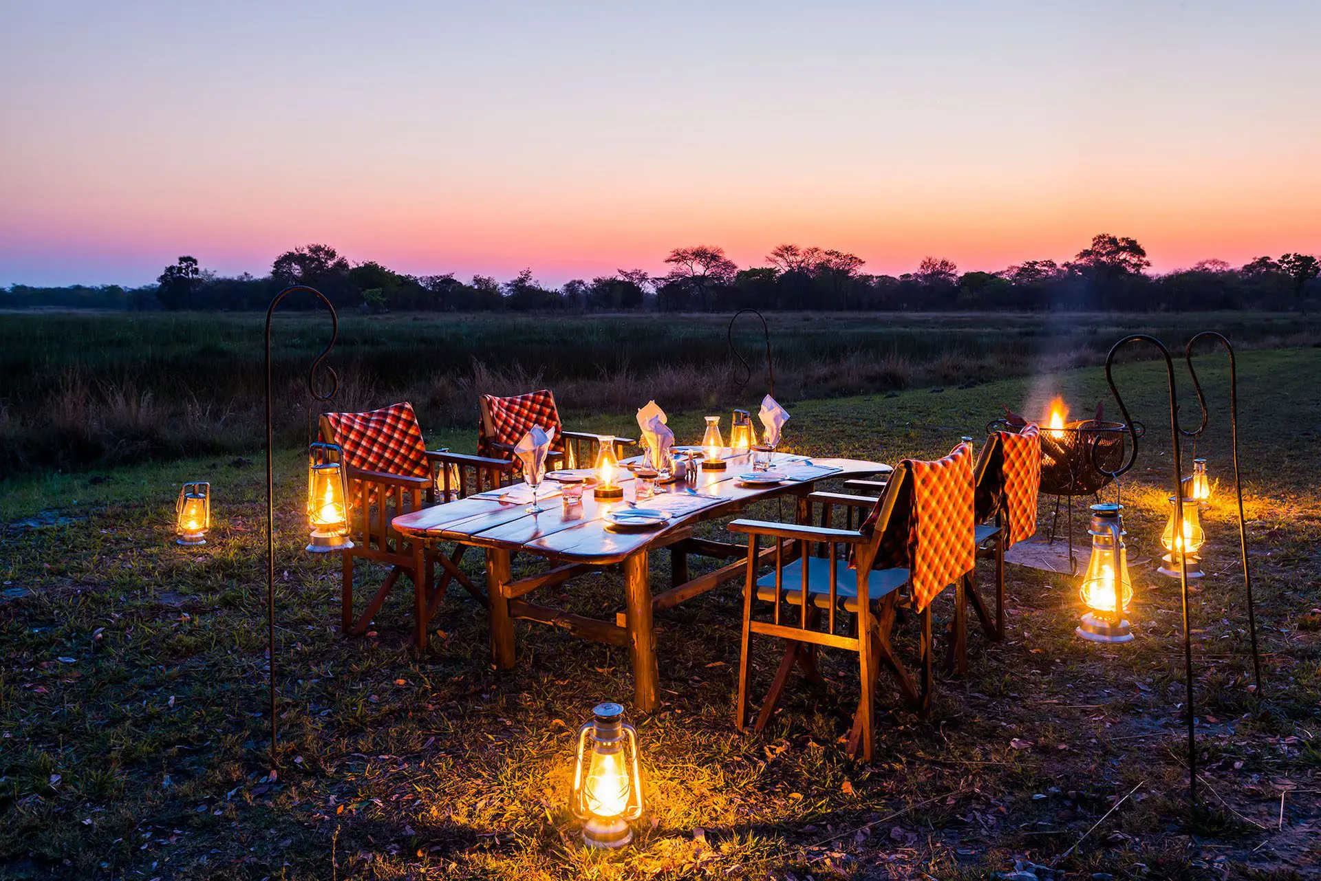 Nanzhila Plains Camp diner onder de sterrenhemel Nanzhila Plains Camp diner onder de sterrenhemel